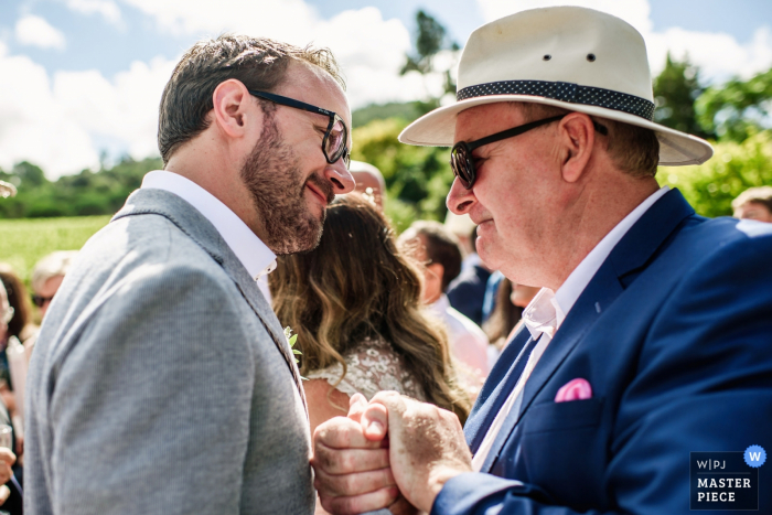 Photo: <a href="https://www.wpja.com/contests/2017-tri2-photography-competition/parents/2045396"> Pedro Vilela - Portugal </a> Le photographe de mariage Libson a capturé cette image d'un époux félicité par son père après la cérémonie de mariage
