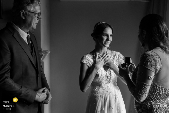 Photo: <a href="https://www.wpja.com/contests/2017-tri2-photography-competition/parents/2054181"> Clara Sampaio - Brésil </a> Le photographe de mariage de Rio de Janeiro a capturé cette photo en noir et blanc d'une épouse visiblement touchée par le cadeau que sa mère lui présente dans une boîte à bijoux