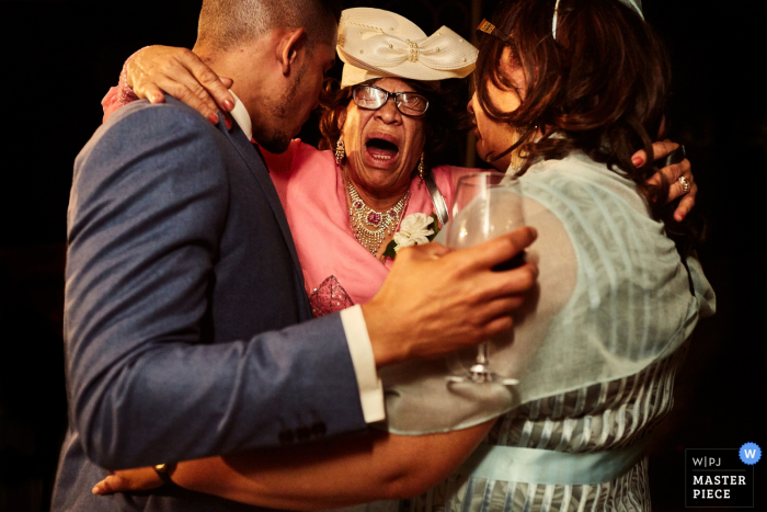 Photo: <a href="https://www.wpja.com/contests/2017-tri2-photography-competition/parents/2054616"> Donatella Barbera - Italie </a> Le photographe de mariage de Florence a capturé cette image d'une épouse et d'un marié en train d'être pris dans un gros câlin par sa mère après qu'ils aient échangé leurs voeux