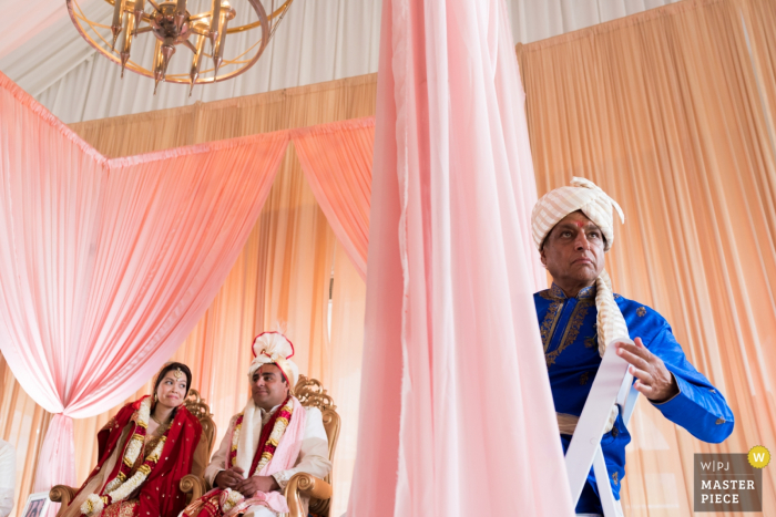 Photo: <a href="https://www.wpja.com/contests/2017-tri2-photography-competition/parents/2055406"> Candice C. Cusic - États-Unis </a> Le photographe de mariage de Chicago a capturé cette image des parents de la mariée, assis devant des rideaux roses