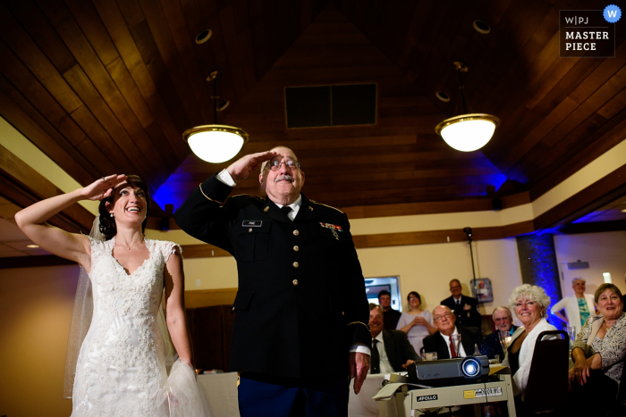 El fotógrafo de bodas de Burlington capturó a esta novia y su padre vestido de uniforme saludando antes de la ceremonia