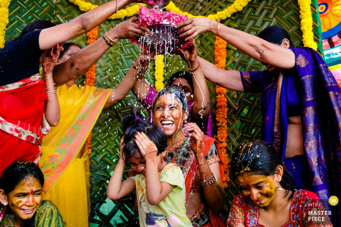 Foto von: <a href="https://www.wpja.com/contests/2017-tri3-photography-competition/customs-culture/2118616"> Alpheus Danson - Indien </a> Auf diesem Foto eines Hochzeitsfotografen aus Tamil Nadu, Indien, nehmen eine Frau und ein Junge an einer kulturellen Zeremonie teil.