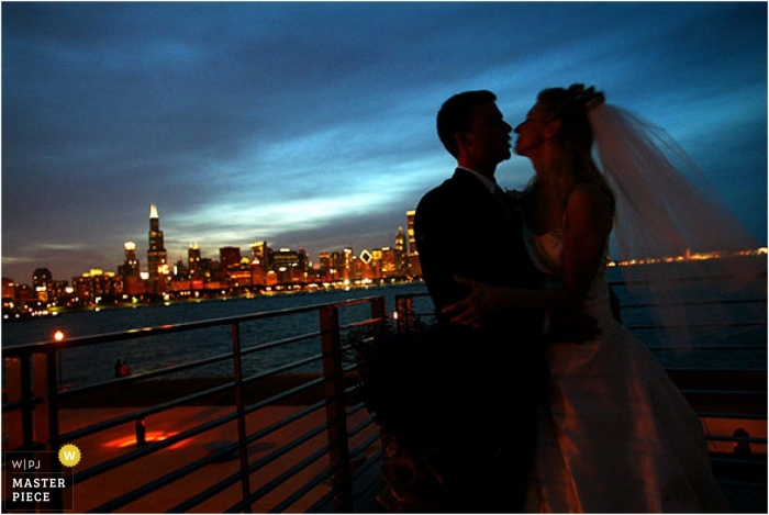 Photo de: <a href="https://www.wpja.com/contests/2004-summer/using-available-light/46436"> John Zich - États-Unis </a> Photographe de mariage John Zich d'Illinois, États-Unis
