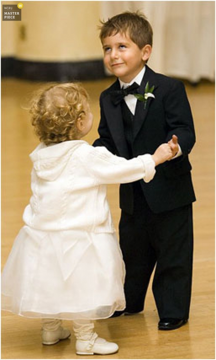 танцы на свадьбе. свадебный танец учить. дети на свадьбе. дети в свадебных нарядах. свадебный танец.