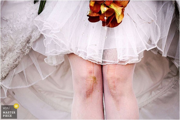 Порванное свадебное платье. Невеста в порванном платье. Порвала платье на свадьбе. Грязное свадебное платье