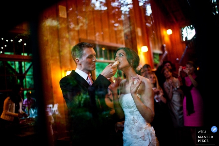 Foto por: <a href="https://www.wpja.com/contests/2010-q4/cake-cutting/561221"> John Decker - Estados Unidos </a> Fotógrafo de bodas John Decker de California, Estados Unidos