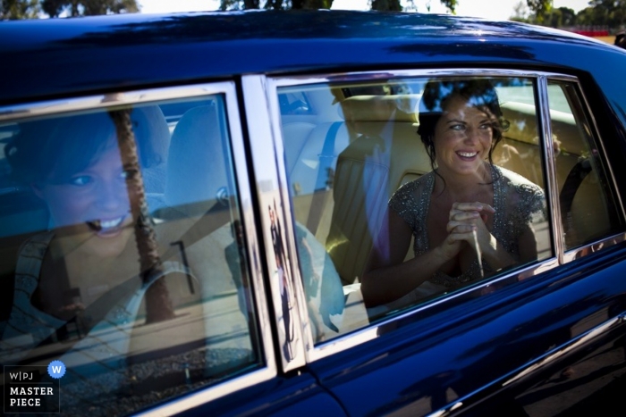 Fotografia de casamento de transporte | A imagem contém: noiva de volta do carro azul