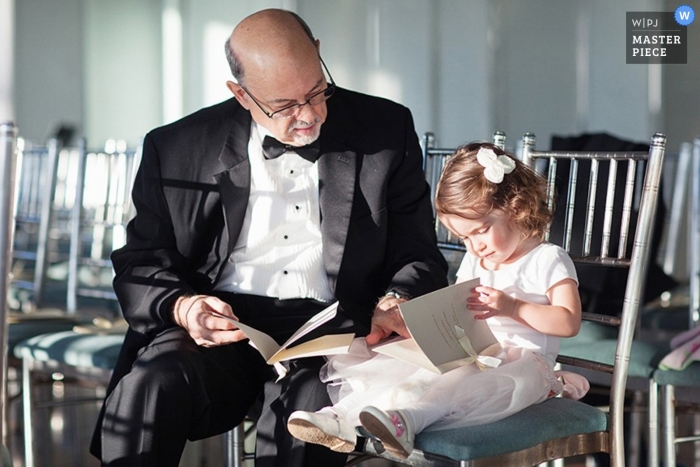 Photo: <a href="https://www.wpja.com/contests/2013-q1-contest/parents/1132361"> Jonathan Young - États-Unis </a> Un photographe de mariage de la Californie du Nord a capturé cette photo de la fille aux fleurs et de son grand-père en train de regarder la brochure sur le mariage