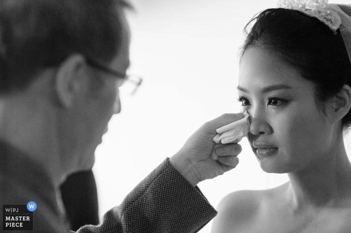 Photo: <a href="https://www.wpja.com/contests/2013-q1-contest/parents/1141016"> Shark Jiang - Taïwan </a> La photographe de mariage de Taipei a capturé cette tendre photo en noir et blanc du père de la mariée épongeant une joue de sa joue avant la cérémonie