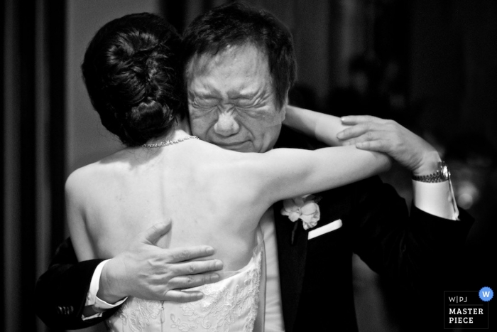 Photographie de mariage à Chicago – Photo en noir et blanc de la mariée embrassant son père avant la cérémonie