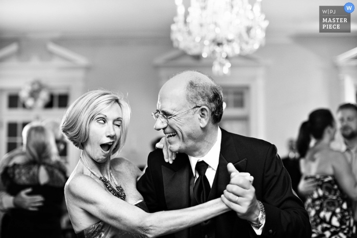 Le photographe de mariage de Brooklyn a capturé cette photo humoristique des parents de la mariée qui dansent à la réception