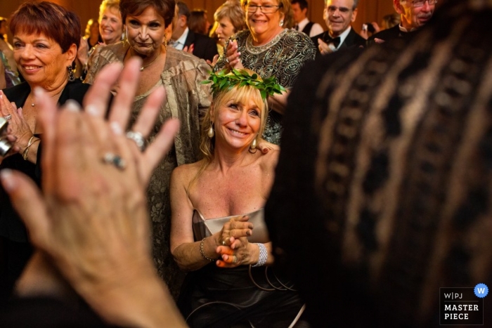 Photographie de mariage à San Diego d'une invitée au mariage pleurant alors qu'elle porte une couronne de feuillage