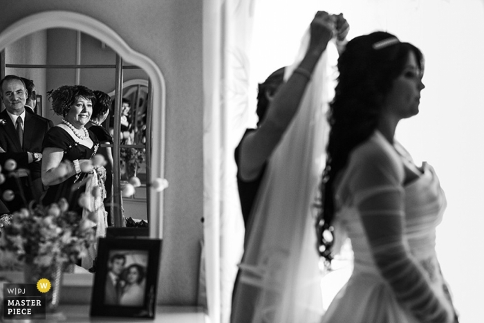 Photo: <a href="https://www.wpja.com/contests/2013-q1-contest/parents/1156976"> Virginia Gimeno - Espagne </a> Photographie de mariage à Madrid montrant la mariée portant son voile alors que ses parents regardent à proximité