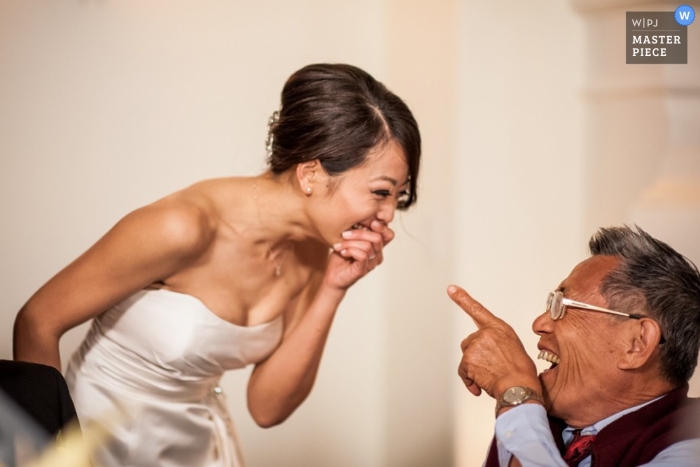 Il fotografo di matrimoni di San Francisco ha catturato questa foto della sposa condividendo una risata con suo padre prima della cerimonia