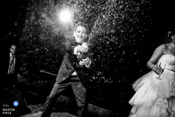 Photo par: <a href="https://www.wpja.com/contests/2013-q2-contest/reception/1173006"> Christophe Viseux - Canada </a> Photographe de mariage documentaire de Toronto | L'image contient: champagne, réception, nuit, extérieur, marié, mariée