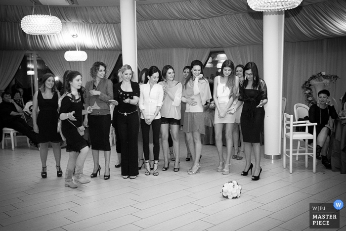 Photo: <a href="https://www.wpja.com/contests/2013-q2-contest/reception/1175966"> Nando Ginnetti - Italie </a> Photographie de mariage documentaire à Latina | L'image contient: noir et blanc, mélange de bouquet, invités, réception