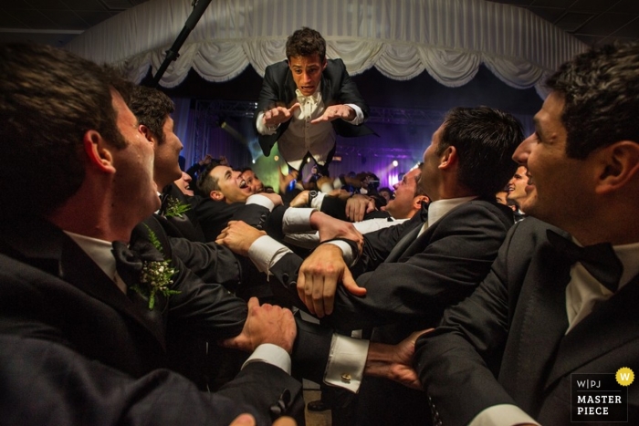 Photo: <a href="https://www.wpja.com/contests/2013-q2-contest/reception/1188021"> Victor Marti - Espagne </a> Photographe de mariage à Madrid Image contient: palefrenier, garçons d'honneur, couleur, bras