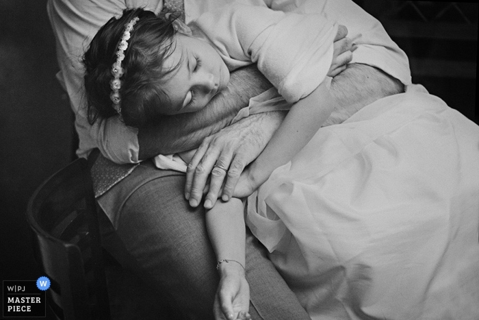 Photo: <a href="https://www.wpja.com/contests/2013-q2-contest/reception/1188091"> Rich Janniello - États-Unis </a> Photographe de mariage à Manhattan Image contient: fille au foyer, dormant, noir, blanc, à l'intérieur
