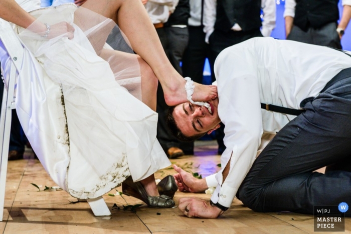 Photo: <a href="https://www.wpja.com/contests/2013-q2-contest/reception/1197391"> John Pesina - États-Unis </a> Photographie de mariage d'Austin | L'image contient: jarretière, mariée, marié, couleur, à l'intérieur