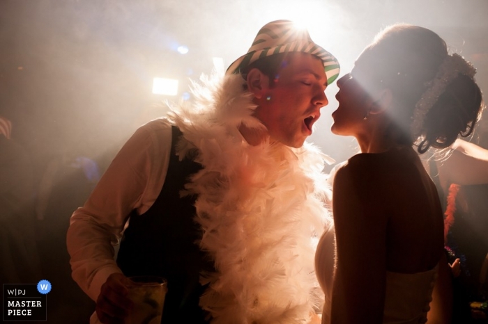 Photo de: <a href="https://www.wpja.com/contests/2013-q2-contest/reception/1201566"> Thiago Okimoto - Brésil </a> Photographe de mariage au Brésil Image contient: réception, couleur, intérieur, mariée, marié, plumes