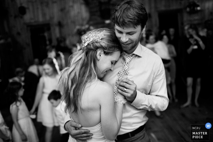 Photo: <a href="https://www.wpja.com/contests/2013-q2-contest/reception/1206591"> Jenna Shouldice - Canada </a> Photographie de mariage documentaire à Victoria | L'image contient: mariée, marié, danse, noir, blanc, câlin, à l'intérieur