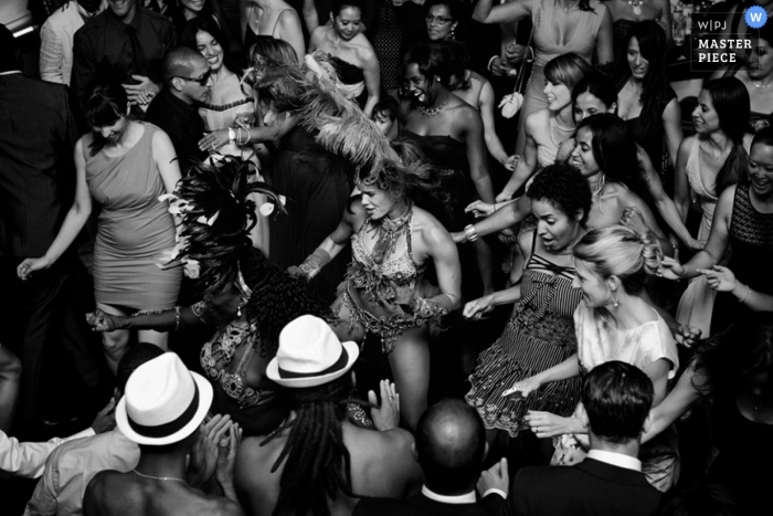 Photo par: <a href="https://www.wpja.com/contests/2013-q2-contest/reception/1208481"> Adeline Leonti - Canada </a> Photographie de mariage à Montréal | L'image contient: réception, noir, blanc, invités au mariage, danse