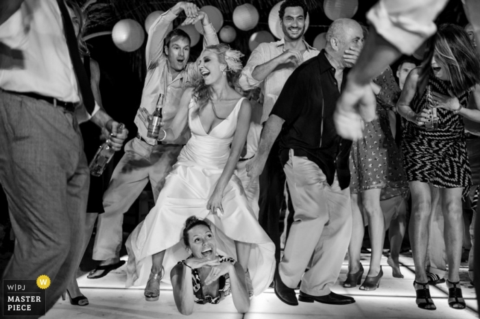 Photo de: <a href="https://www.wpja.com/contests/2013-q2-contest/reception/1214321"> Morgan Lynn Razi - États-Unis </a> Photographe de mariage à Houston | L'image contient: réception, mariée, marié, bouteilles, noir, blanc, danse