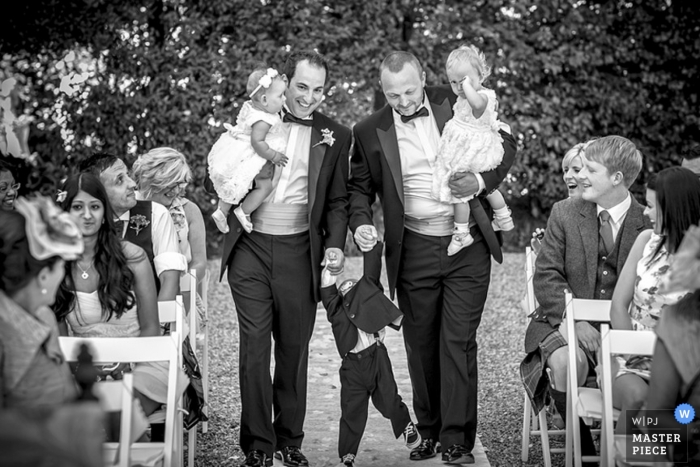 Foto por: <a href="https://www.wpja.com/contests/2013-q2-contest/kids-being-kids/1163806"> Cristiano Ostinelli - Italia </a> Fotógrafo de bodas en Milán | La imagen contiene: niños, ceremonia, invitados a la boda, al aire libre, hombres, niños, portadores de anillos, niñas