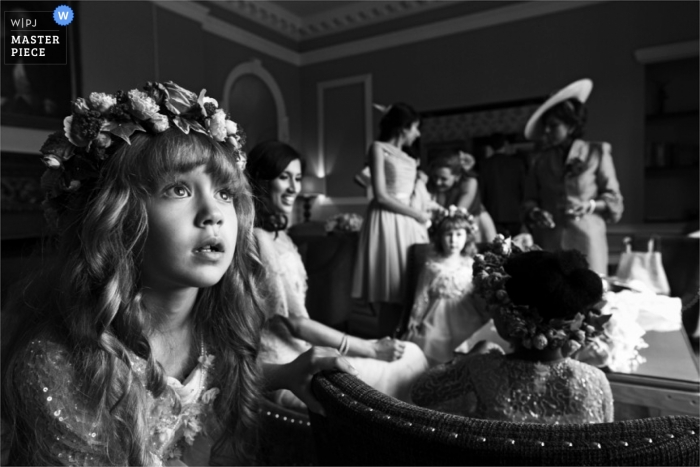 Foto por: <a href="https://www.wpja.com/contests/2013-q2-contest/kids-being-kids/1198676"> Nick Tucker - Reino Unido </a> Fotografía documental de bodas en Londres | La imagen contiene: florista, preparándose, negro, blanco, flores, interiores