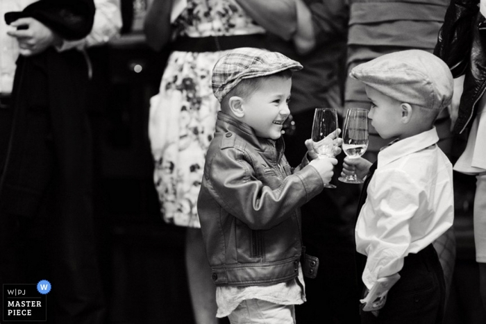 Foto por: <a href="https://www.wpja.com/contests/2013-q2-contest/kids-being-kids/1199001"> Justyna Ortyl - Polonia </a> Fotógrafo de bodas en Mielec | La imagen contiene: niños, anteojos, recepción, invitados a la boda, niños, niños.