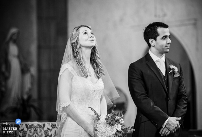 Foto door: <a href="https://www.wpja.com/contests/2013-q2-contest/emotion/1178656"> Edward Dye - Verenigde Staten </a> Huwelijksfotograaf in Manhattan | Afbeelding bevat: ceremonie, kerk, bruid, bruidegom, bloemen, binnenshuis