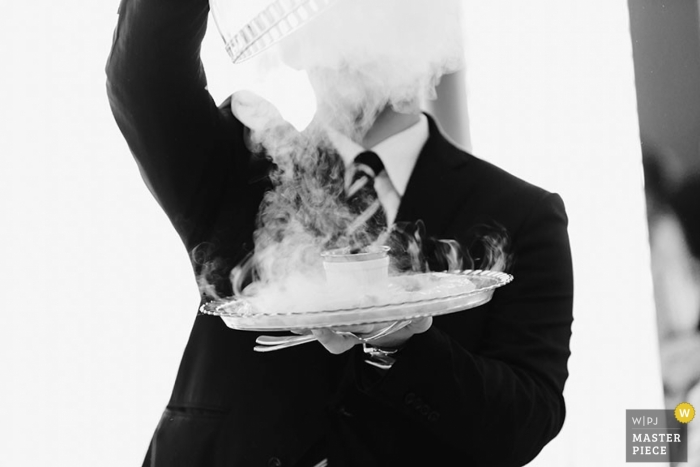 La imagen del fotógrafo de bodas de Tokio contiene: comida, vapor, hombre, negro, blanco, en interiores