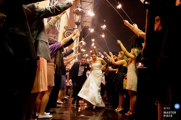 Zdjęcie: <a href="https://www.wpja.com/contests/2013-q2-contest/send-offdeparture/1206371"> Jonathan Moore - Stany Zjednoczone </a> Los Angeles Wedding Photographer Obraz zawiera: sparklers, para, ulica, goście weselni, kolor, wyjście, wyjazd