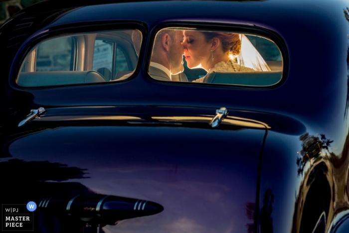 Fotografia documental de casamento na Nova Escócia | A imagem contém: carro, casal, azul, reflexo, cor