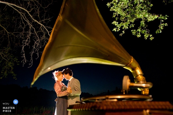 Wedding Photographer in Zuid Holland | Image contains: bride, groom, gramophone, record player, dance, reception