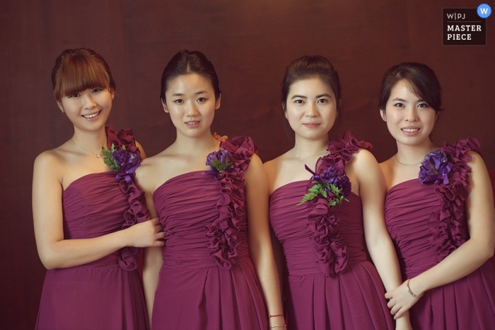 Fotógrafo de bodas en la ciudad de Hangzhou | La imagen contiene: retrato, damas de honor, púrpura, flores, vestidos.