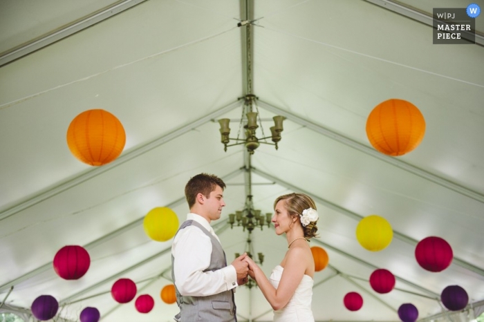 Fotógrafo de casamento em Asheville | A imagem contém: retrato, lanternas, tenda, casal, cor