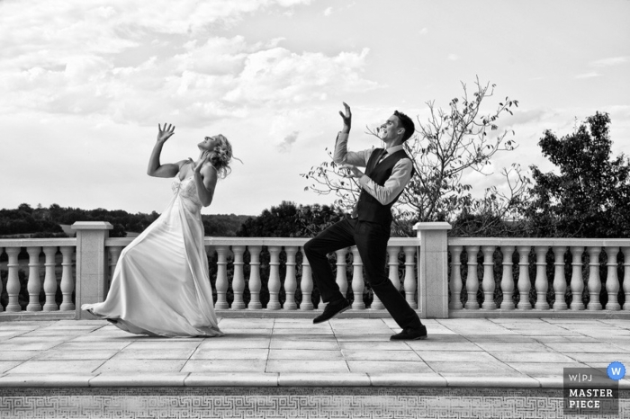 Fotografía de la boda de Lot y Garona | La imagen contiene: retratos, exteriores, brazos de dinosaurio, pareja, negro, blanco