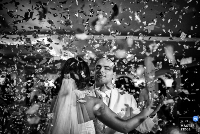 Fotografia di matrimonio a Toronto | L'immagine contiene: primo ballo, coriandoli, nero, bianco, coppia, al chiuso, velo