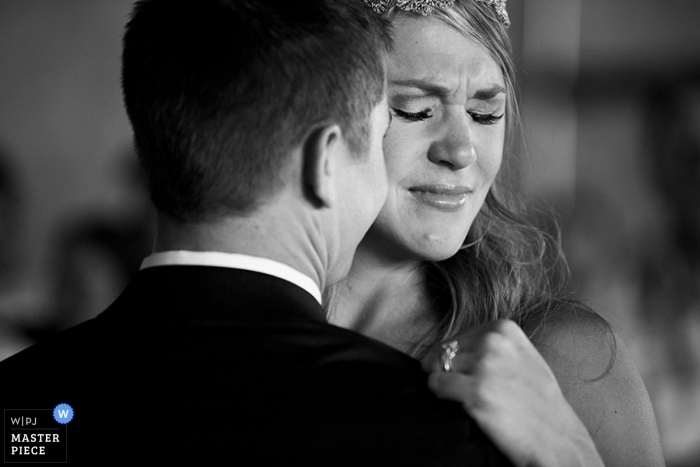 Fotografía documental de boda en Charlotte | La imagen contiene: novia, novio, abrazo, llanto, negro, blanco