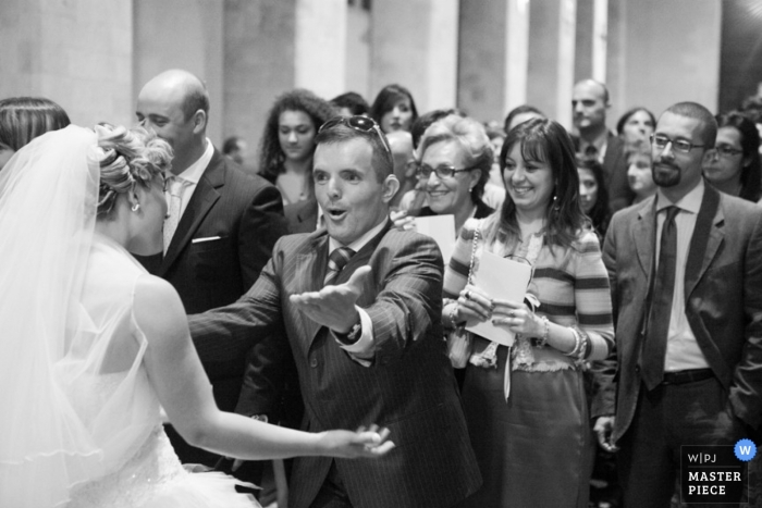 Foto por: <a href="https://www.wpja.com/contests/2013-q3-contest/ceremony/1227456"> Claudio Valerio - Italia </a> Fotografía de la boda de Reggio Calabria | La imagen contiene: blanco y negro, novia, padre, ceremonia, iglesia
