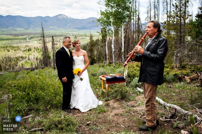 Fotógrafo de bodas en Montana | La imagen contiene: recepción, color, colina, músico, pareja, exteriores