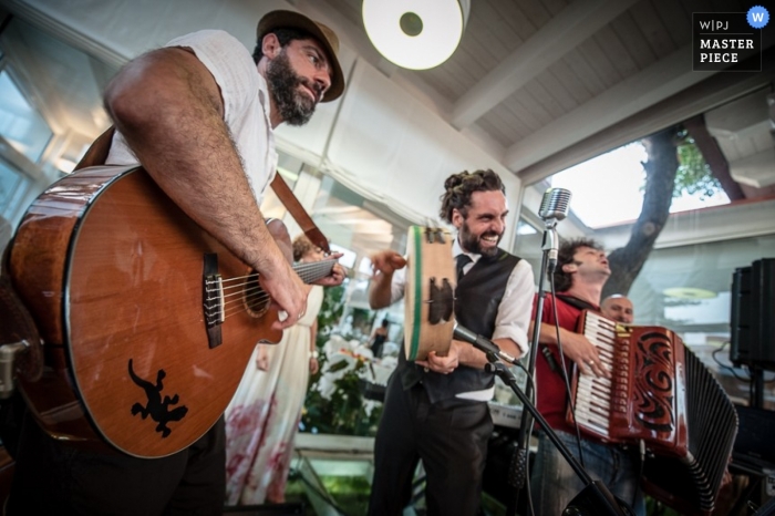 Foto von: <a href="https://www.wpja.com/contests/2013-q3-contest/musicians-djs/1227976"> Francesco Gravina - Italien </a> Hochzeitsfotograf in Taranto | Bild enthält: Empfang, Musik, Musiker, Akkordeon, Tamburin, Gitarre, Band