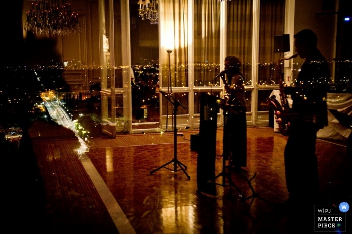 Fotógrafo de bodas en París | La imagen contiene: músicos, cantantes, color, reflejo, interiores