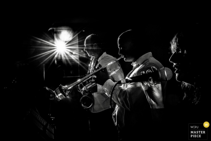 Fotografía de la boda de Guernsey | La imagen contiene: recepción, negro, blanco, músico, cantante.