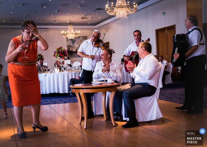 Foto von: <a href="https://www.wpja.com/contests/2013-q3-contest/musicians-djs/9th-place"> Boni Bonev - Bulgarien </a> Sofia Dokumentarfilm Hochzeitsfotograf | Bild enthält: Empfang, Farbe, Musiker, drinnen, Frau