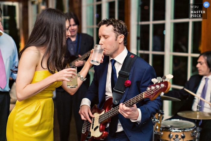 Fotografía documental de boda en Brooklyn | La imagen contiene: guitarra, músico, banda, bebida