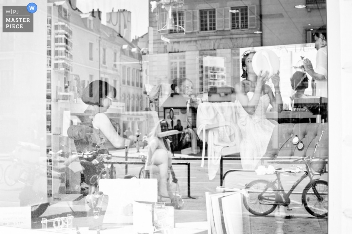 Une mariée landaise se prépare pour son mariage dans cette image en couches de Nouvelle-Aquitaine avec des reflets de verre urbains créatifs