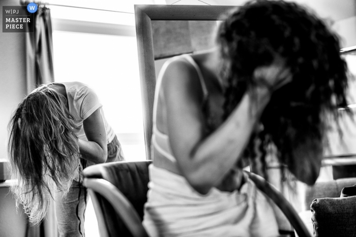 Una imagen en blanco y negro de Alemania de damas moviendo su cabello como parte de los preparativos de la boda en Baden-Wurttemberg