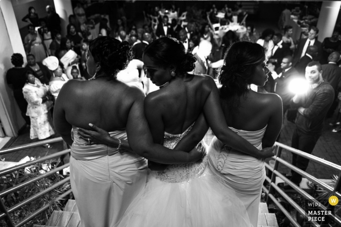 Foto door: <a href="https://www.wpja.com/contests/2014-q3-photography-contest/portrait-bridal-party/1464471"> Kesha Lambert - Verenigde Staten </a> Nieuwe artistieke fotografie van Rochelle | Afbeelding bevat: zwart en wit, bruid, bruidsmeisjes, trap, bruiloftsgasten, portret